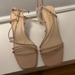 NEW NEVER WORN Lulu’s kitten heel